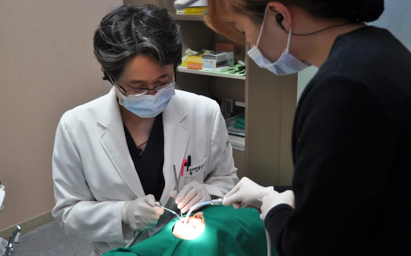 골이식과 고정성 보철로 난케이스를 해결하는 정밀 진료 모습