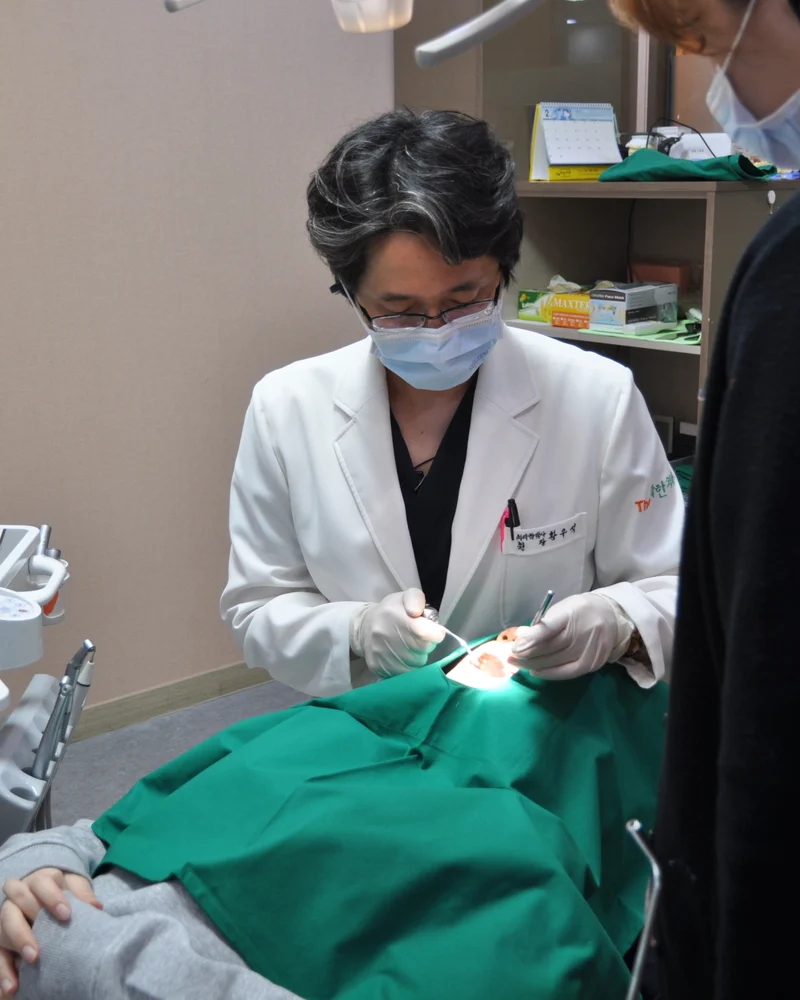 황우석 대표원장이 스태프와 함께 임플란트 수술을 진행하는 모습